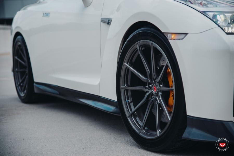 Детали экстерьера Nissan GT-R on Vossen Wheels (M-X2) 2019 года  (фото 21 из 26)